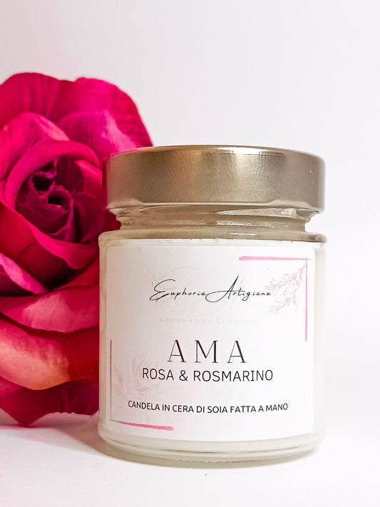Candela artigianale profumata fatta a mano. Profumazione Ama, rosa e rosmarino.